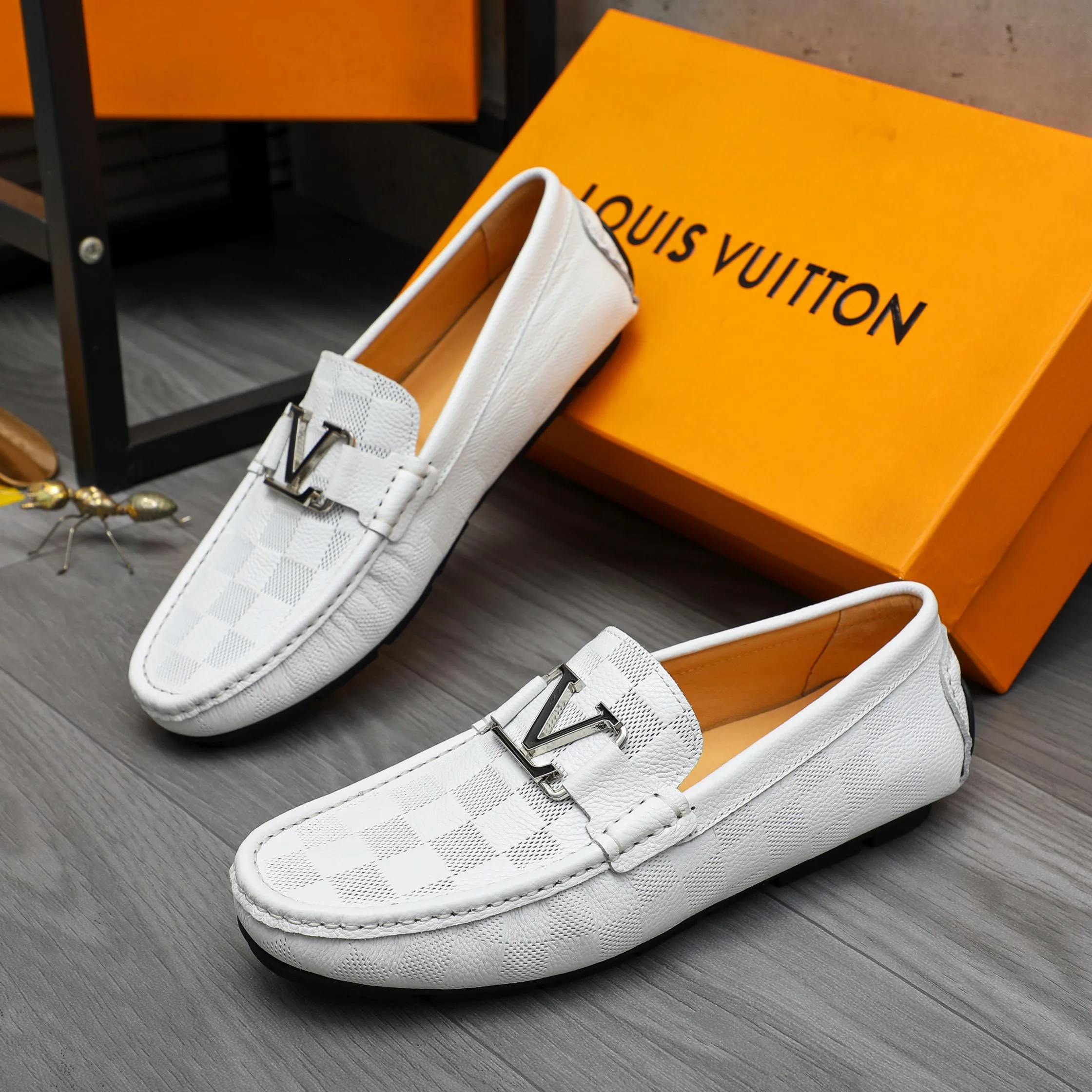 Men's shoes 💰p380 Product trademark: LV "Louis Vuitton" casual slip-on men's shoes Regular size: 38-45 Product materials: Selected classic embossed plaid upper, pigskin lining, rubber outsole